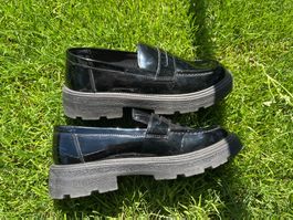 Schwarze Lack Loafers chunky Sohle Gr. 42