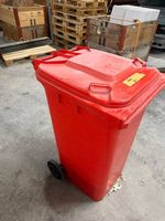 Roter Kunststoffcontainer 
