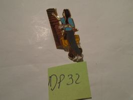 1 Brieträgerin am Briefkasten Pin (DP32)