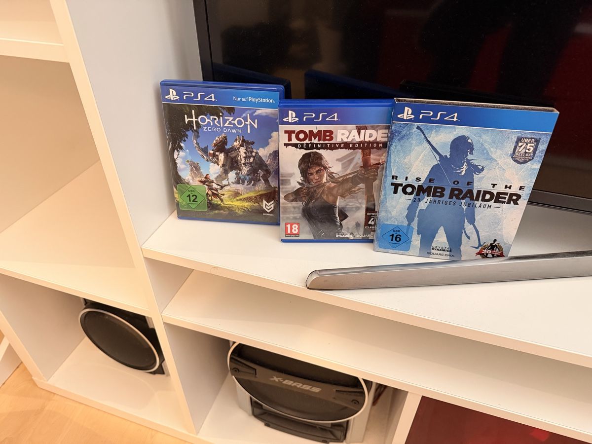 Sony Konsolen: Playstation 5 Bundle mit Tv,Möbel,Games und Controller – Gebraucht aus Bergdietikon von Peacce 3