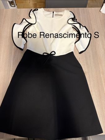 Robe Renascimento taille S, parfaite pour la saison!