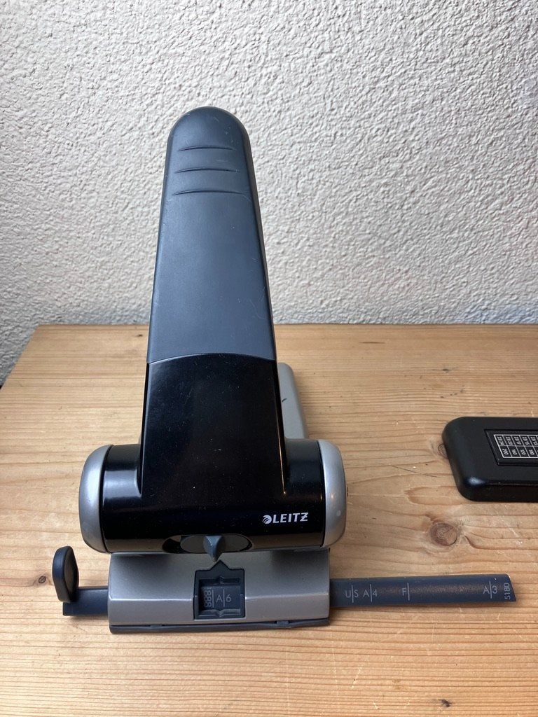 Leitz Tutti gli attrezzi: Locher Leitz 5180 & Stapler Lyreco HD200 – Usato da Fislisbach venduto da Promo 2