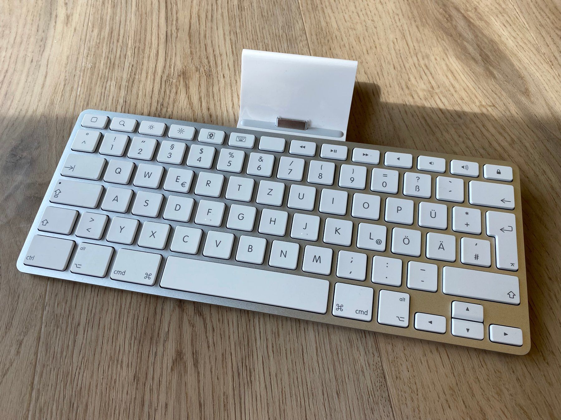 Apple Tastiere: Apple Wireless Keyboard A1359 CH mit iPad Dock Bluetooth – Usato da Wetzikon ZH venduto da BackToRetro