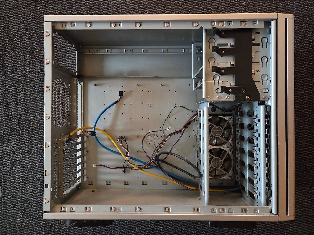 Custodie: Chieftec Tower Gehäuse ATX  inkl. HDD Halterungen  robust – Usato da Zimmerwald venduto da Chole 4