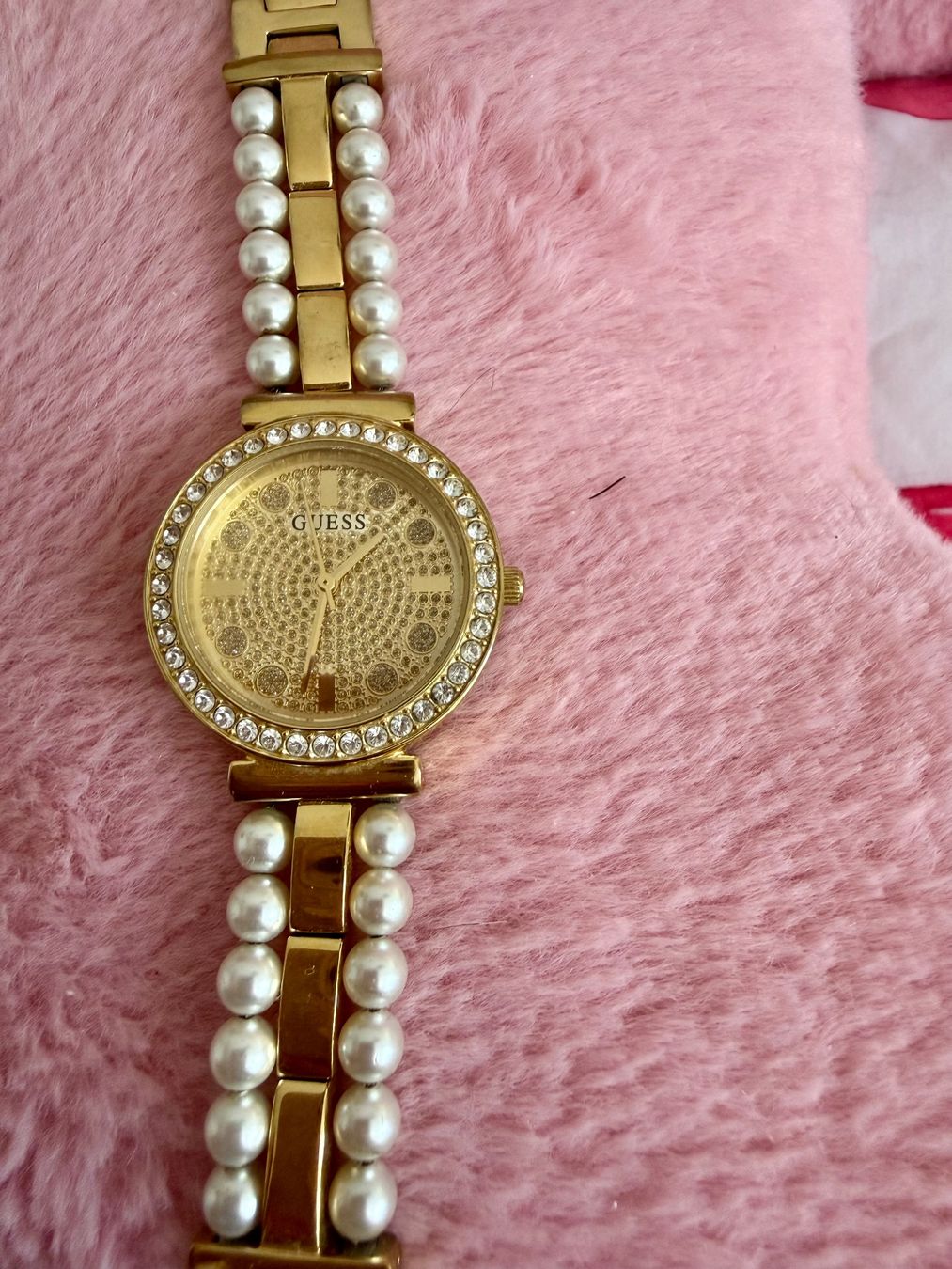 Guess Uhren: Guess Damenuhr goldfarben mit Perlen – Gebraucht aus Winterthur von spaccafunnu86 2