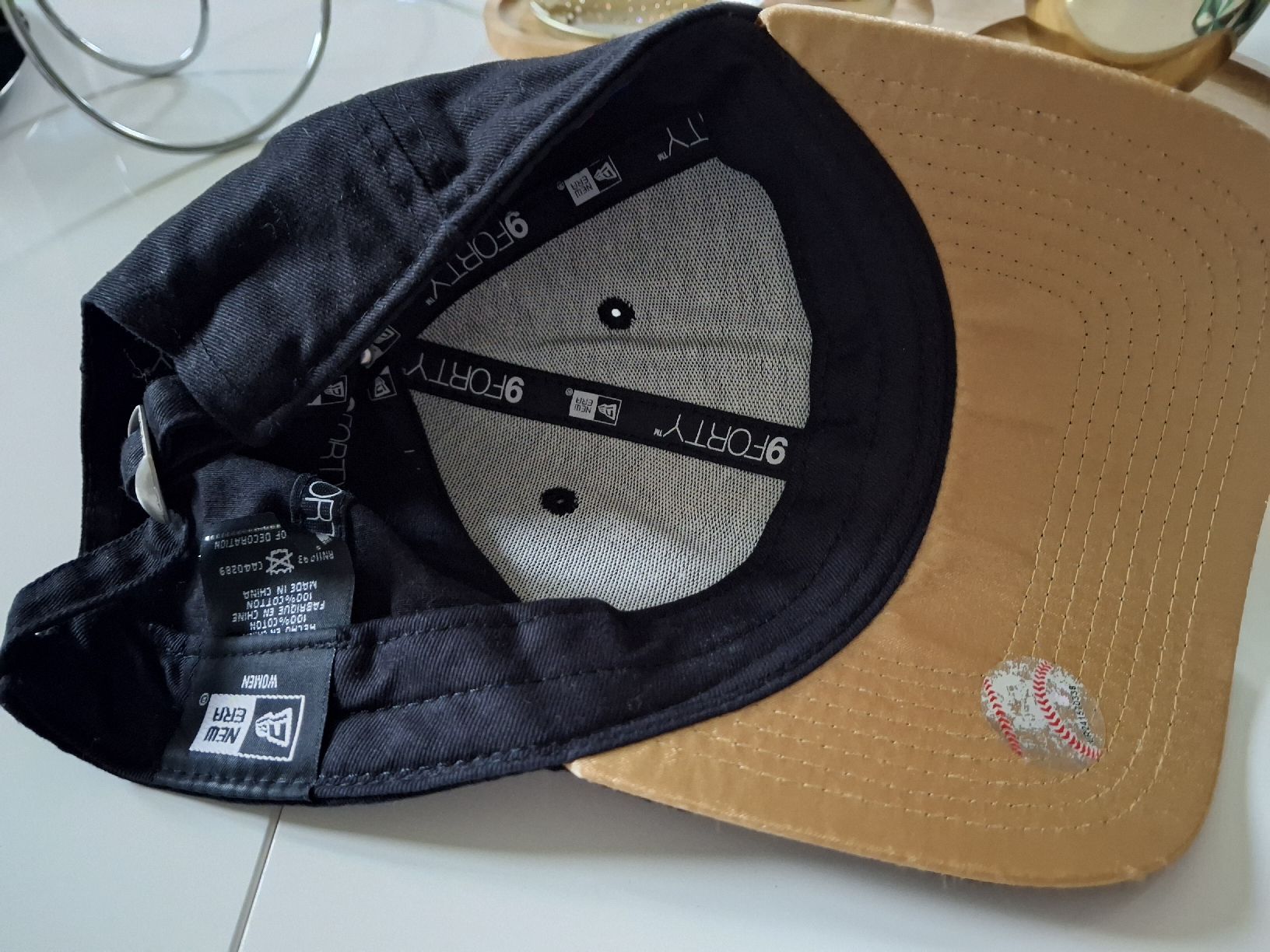 Hüte, Mützen & Caps: Casquette NY noire et dorée  – Gebraucht aus Lausanne von Cognitia 1