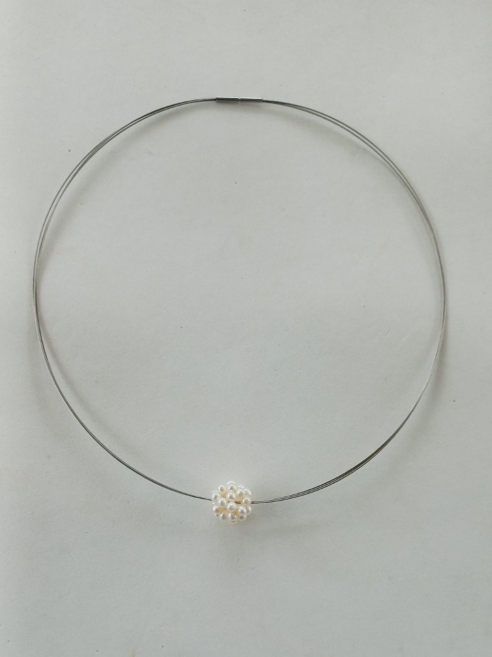 Catenine: Halskette Edelstahl Collier mit Perlen Ring. Länge 45cm – Nuovo e nell'imballaggio originale da Winistorf venduto da acreativ