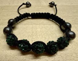 Armband geflochten mit schwarzen und gruenen Perlen neu
