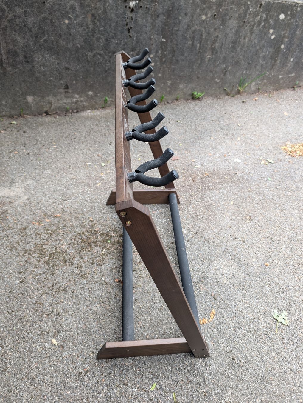 Supporti per strumenti musicali & leggii: Gitarren Ständer aus Holz  – Usato da Liebefeld venduto da augenschliesser 1