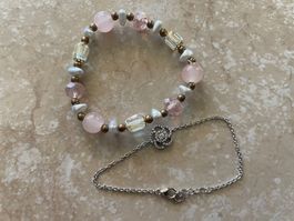 Zwei Armbänder mit Blumenmotiv und Perlen