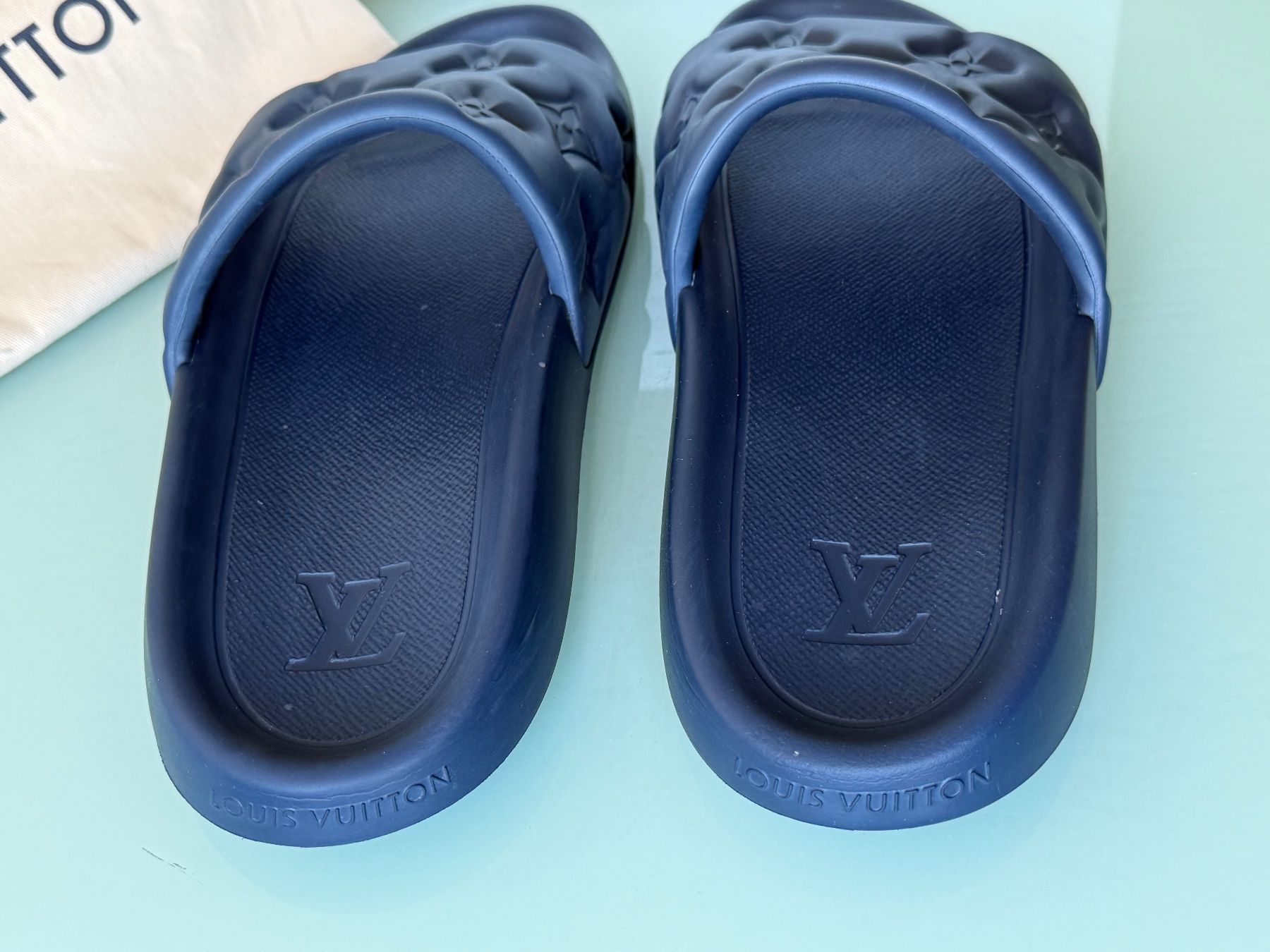 Louis Vuitton Scarpe da uomo: LOUIS VUITTON Waterfront Monogram Embossed Mule Slide 43.5 – Usato da Kreuzlingen venduto da kruezbiz 6
