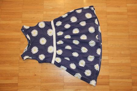 herziges blau-weisses Kleid (Motiv Blumen) in der Grösse 116