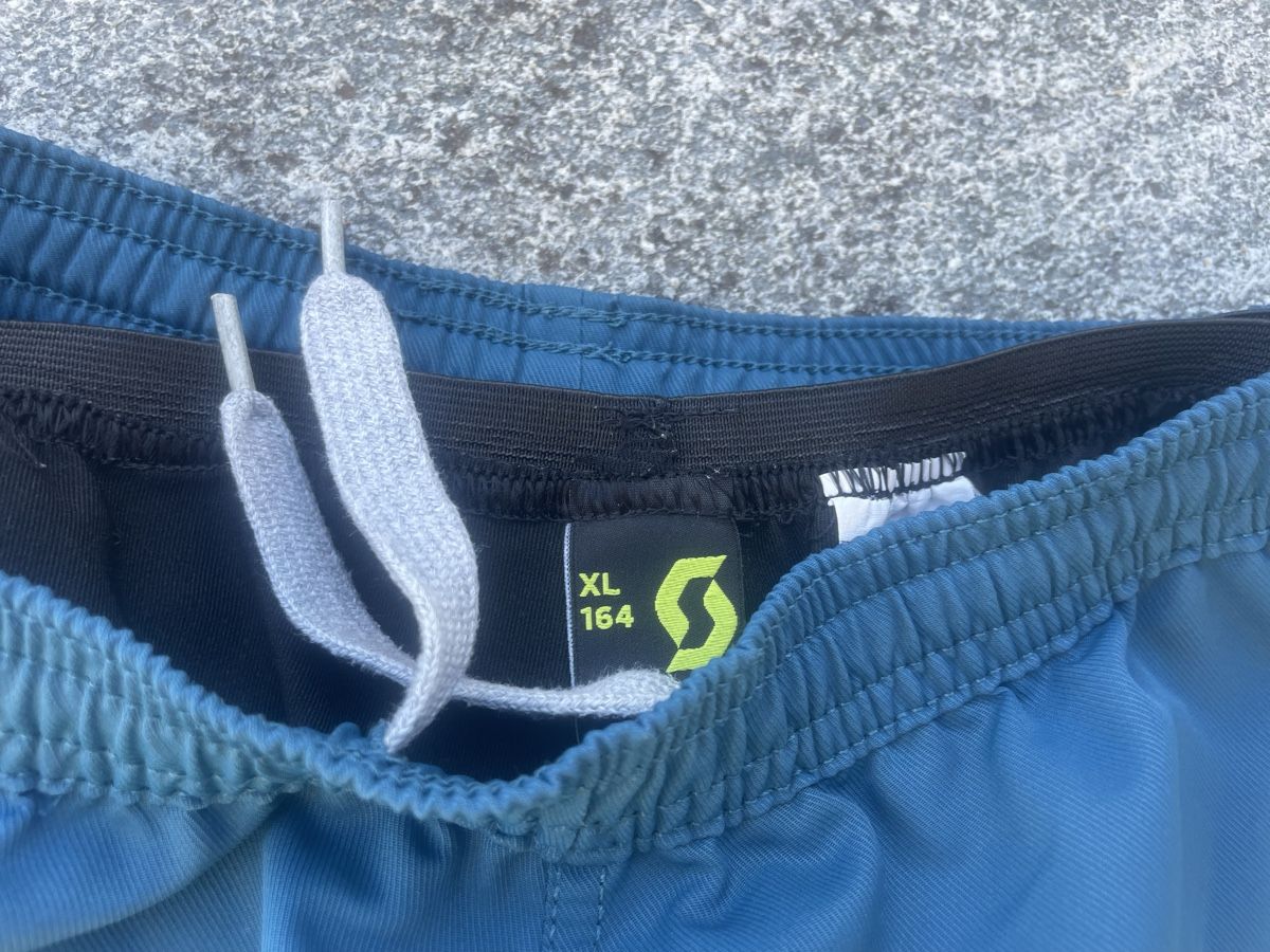 Scott Pantaloni: Scott Veloshorts mit Innenhose, 164 – Usato da Schwyz venduto da Bergblume75 2
