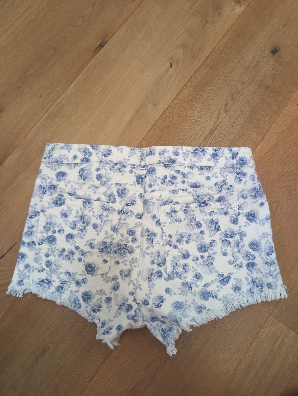 H&M Pantaloni: Short liberty blanc/bleu, taille haute – Usato da Fribourg venduto da MathiiR 2
