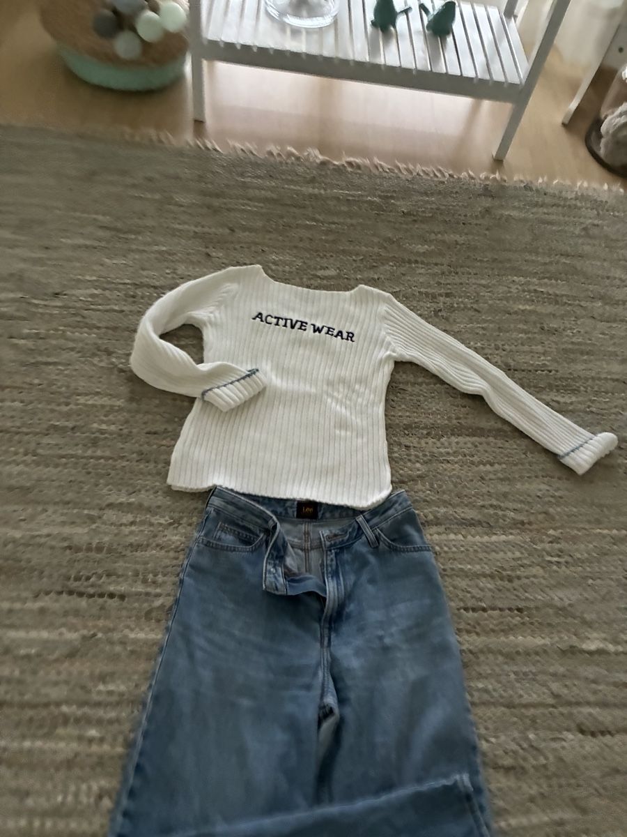 Lotti di vestiti: Lee Jeans blau und weisser Pullover. Gr. S – Usato da Dübendorf venduto da mar_s66c 4
