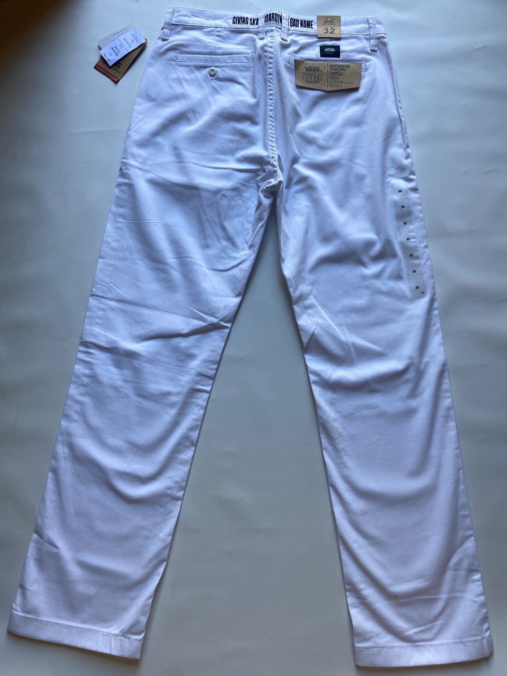 Vans Pantaloni: Pantalon Vans Hommes Taille 32 -40% – Nuovo e nell'imballaggio originale da Orbe venduto da D-stockFactory-Orbe 1