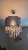 Deckenlampe mit Kristallen und Stoffschirm grau