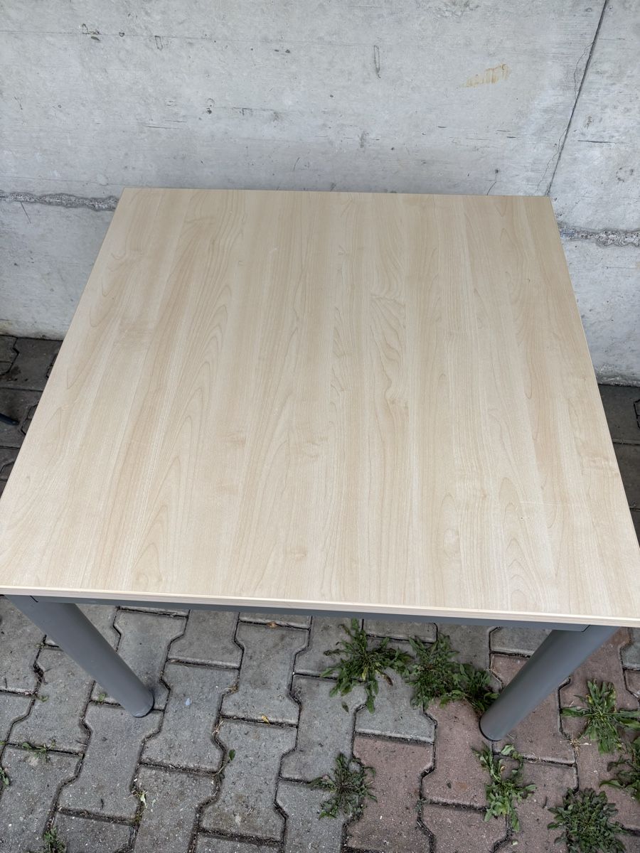 Tavoli: Une table – Usato da Delémont venduto da Vendeur_3
