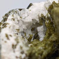 GRÜNER EPIDOT in kleiner GEODE, Val Sissone