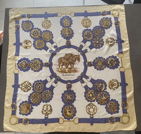 Carré Hermès vintage en soie 90 x 90