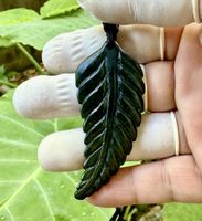 Pendentif en jade noir sculpté à la main – forme de feuille