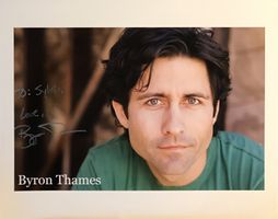 Byron Thames 1969- Autogramm signiert Foto 20x25cm
