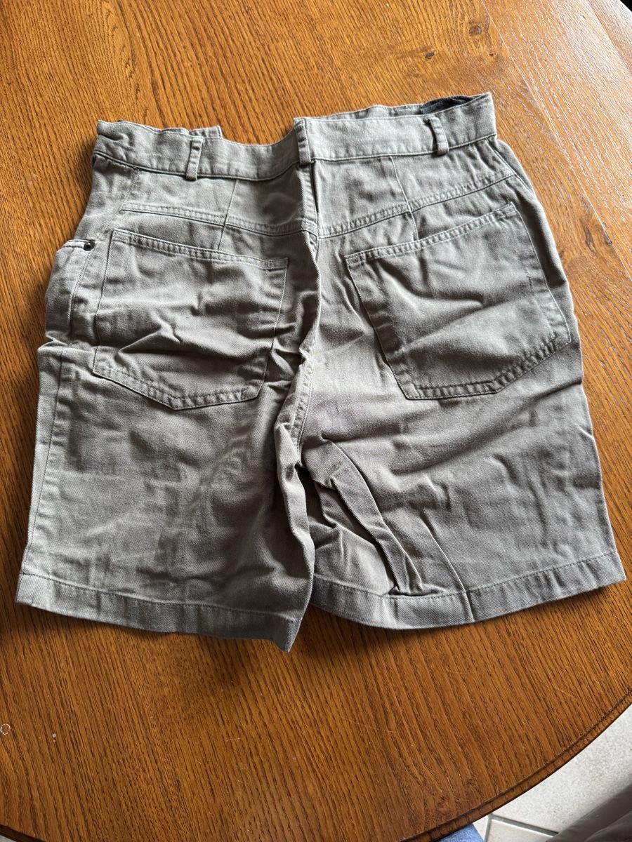 Pantalons: Short dame – D'occasion à Montsevelier par ber_88db 1