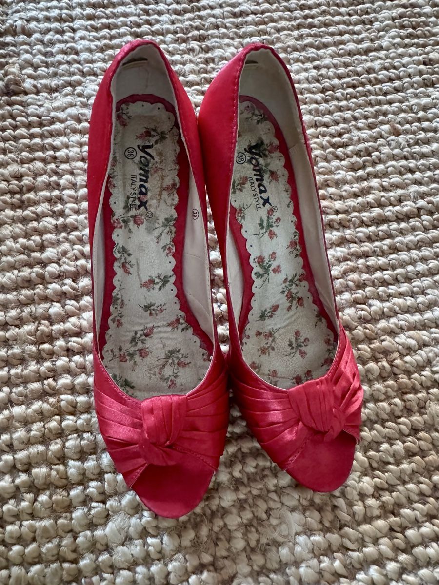 Scarpe da donna: Satin Damenschuhe rot Grösse 38 – Usato da Zollikofen venduto da AureusManus