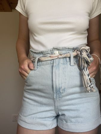 kurze Mango Jeans, Blüemli-Gurt
