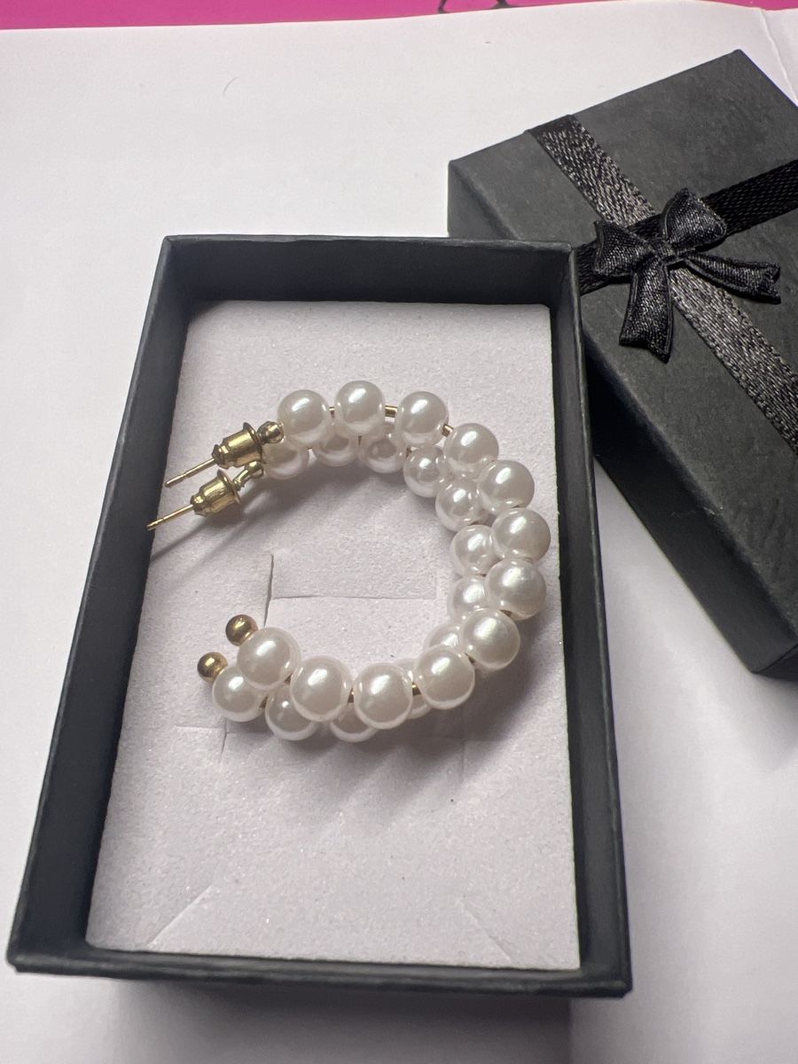 Orecchini pendenti & Orecchini a lobo: Boucles d'oreilles créoles perles blanches élégantes – Nuovo e nell'imballaggio originale da Chenens venduto da anasantos90 2