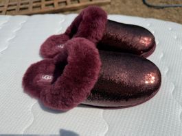 UGG Hausschuhe Pailletten Scuffette II Mirror Wild Grape 42