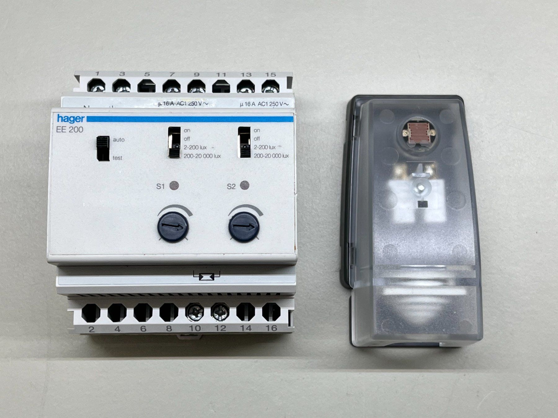Hager Componenti elettronici: Hager EE 200 Dämmerungsschalter 2-Kanalig – Usato da Jenaz venduto da Speedy350
