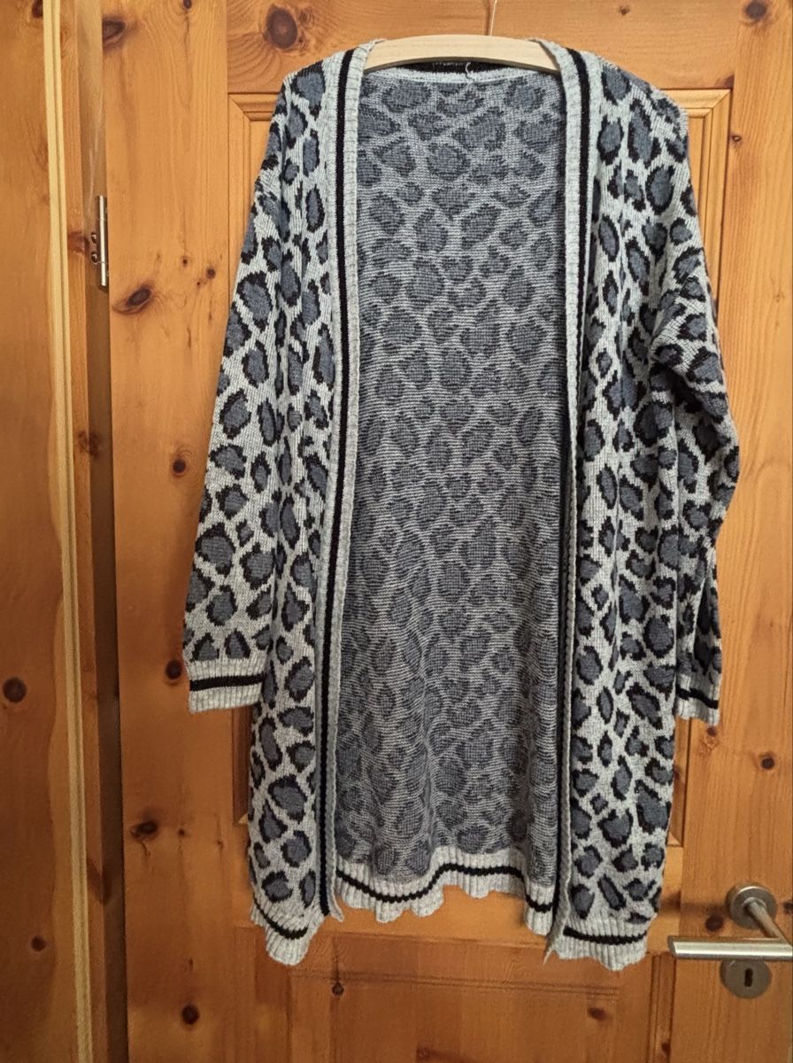 Giacche: Graublauer Cardigan mit Leo-Muster – Usato da Celerina venduto da Heli87