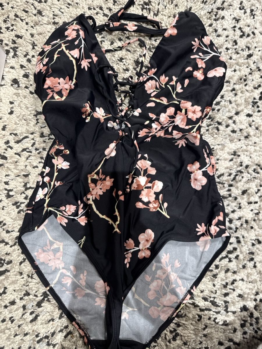 Badekleider & Bikinis: Badeanzug mit Blumenmuster, Grösse 44— neuwertig! – Neu und originalverpackt aus Neukirch-Egnach von Carmen1998