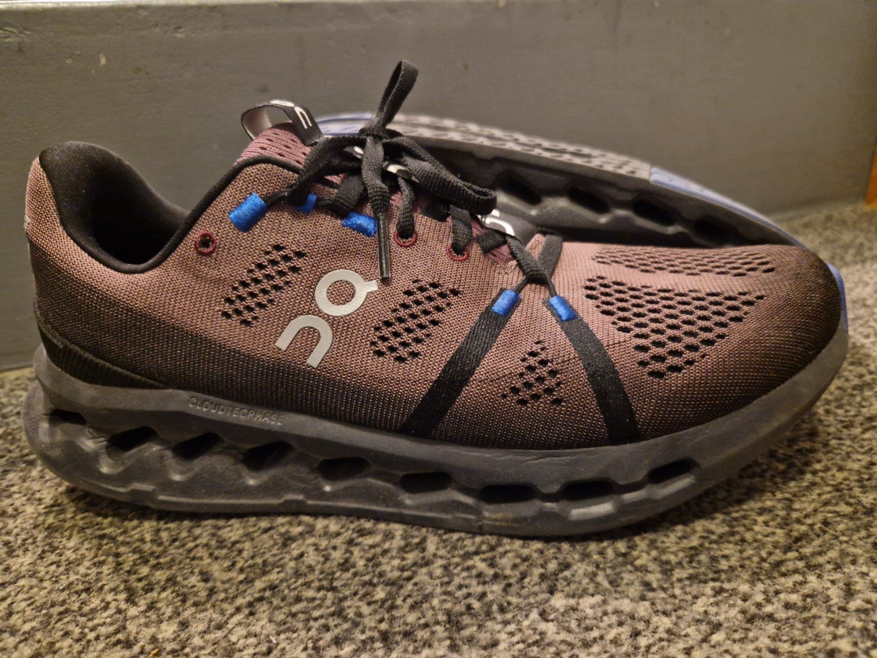 On Scarpe da uomo: ON Cloudsurfer Laufschuhe  Grösse 43 Neuwertig – Usato da Münsingen venduto da Geeskile
