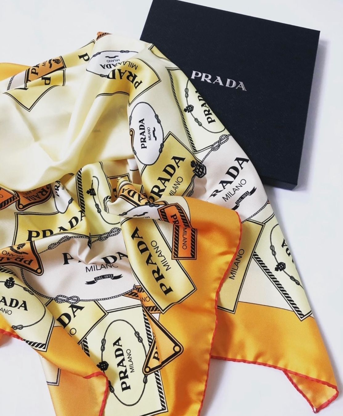 Prada Foulard & Sciarpe: Prada foulard – Nuovo e nell'imballaggio originale da Pregassona venduto da Reluxuryspace