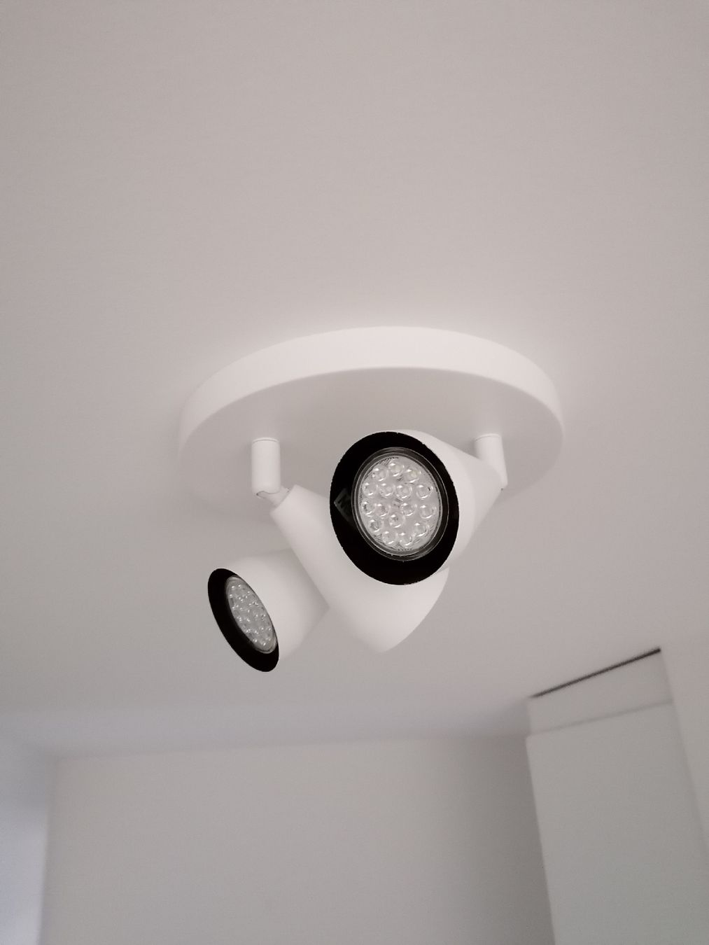 Ikea Kronleuchter & Deckenlampen: Ikea White Ceiling Lights with 3 Bulbs. Like new. – Gebraucht aus Zürich von thesuccessnow