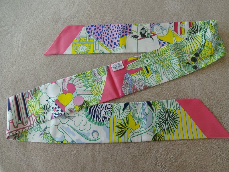 Hermès Foulard & Sciarpe: Maxi twilly slim Hermès "Animapolis" avec facture – Nuovo e nell'imballaggio originale da Hauterive NE venduto da Paby 5