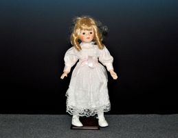 Classique Collection „Jessica“ Sammlerpuppe mit Ständer
