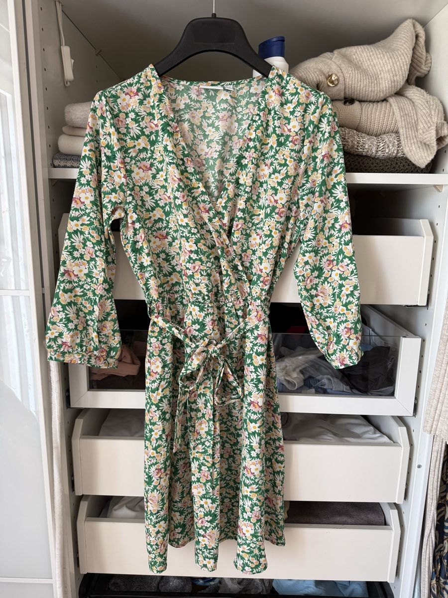 Vila Robes: Robe VILA fleurie verte, taille 36 – D'occasion à Yvonand par tan_lgx9