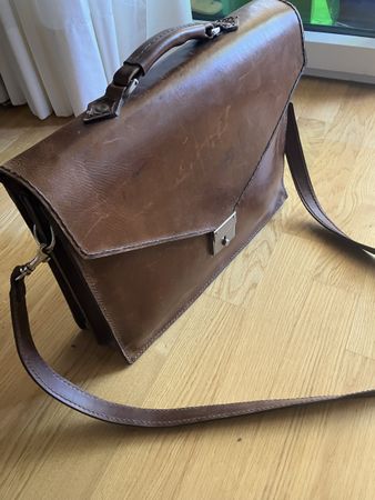 Très beau sac cartable en cuir marron. 