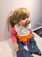 Puppe mit blonden Haaren und Kleidung Grösse 70cm