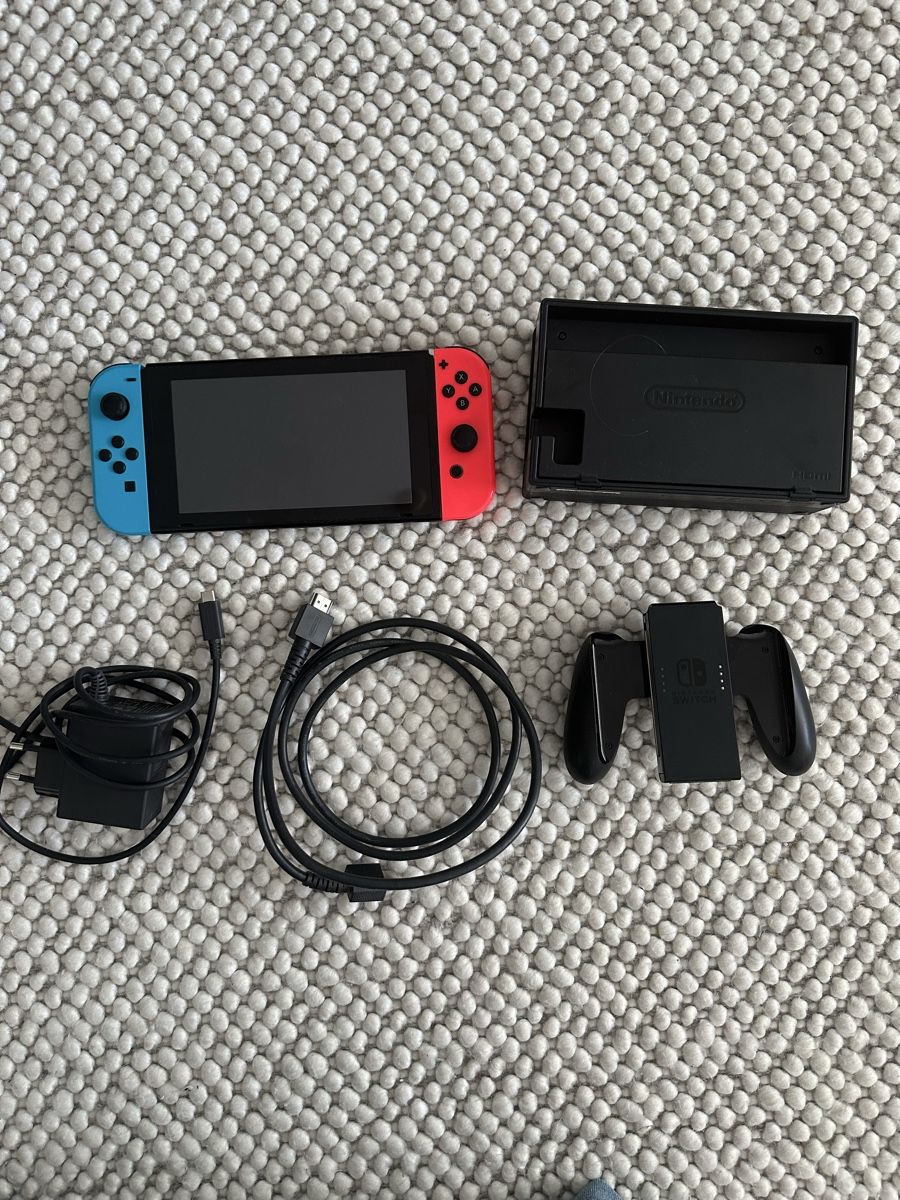 Nintendo Console: Nintendo Switch Konsole mit Zubehör  – Usato da Wabern venduto da submersible