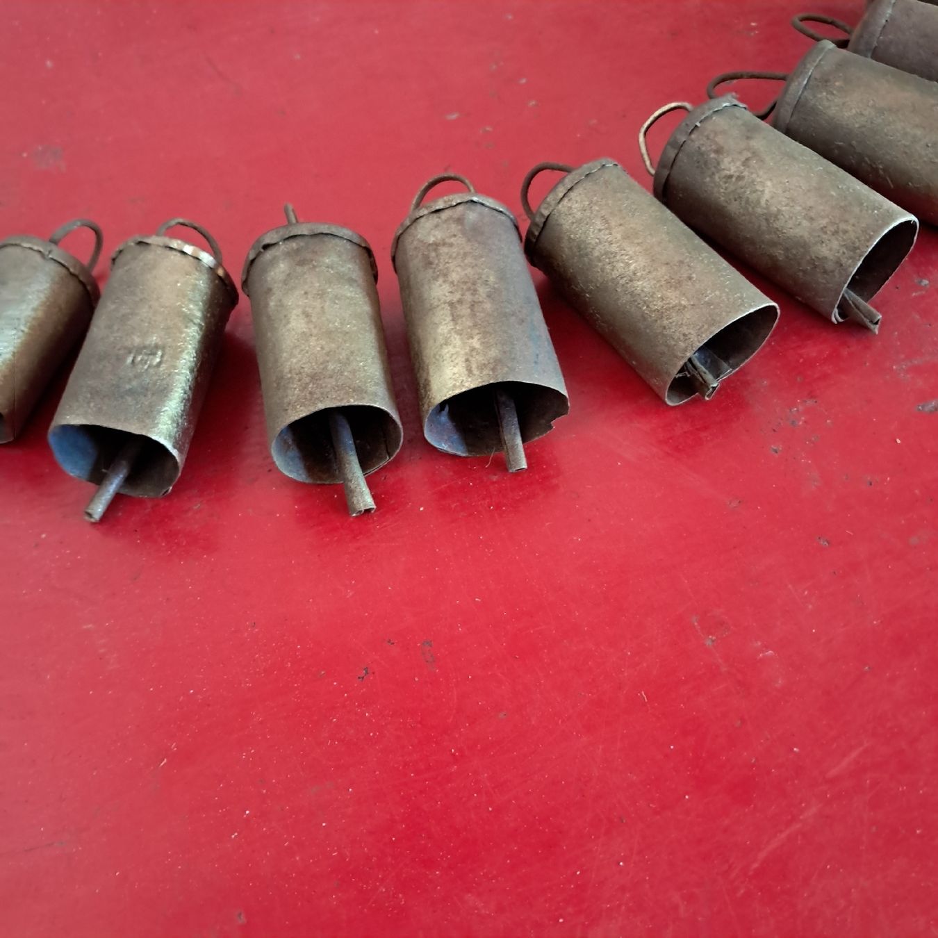 Campanacci mucche: 11 ANTIKE KLEINE GLOCKEN  – Usato da Murten venduto da SHETHOF 2