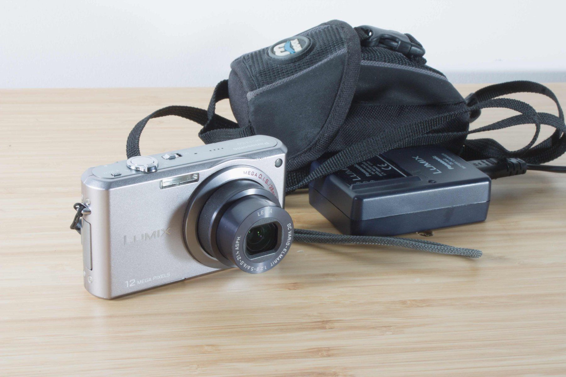 Panasonic Fotocamera: PANASONIC LUMIX DMC-FX100 · 12 MP Digital-Kompaktkamera – Usato da Zürich venduto da thelittleerik