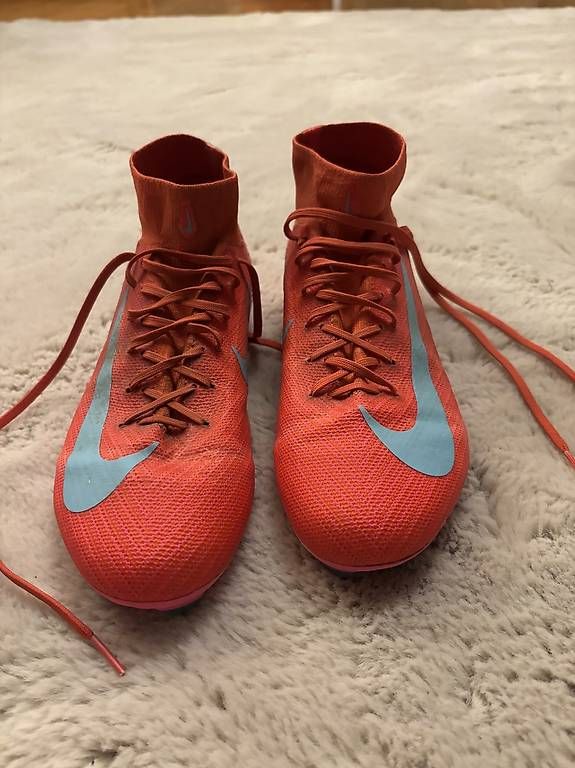 Nike Chaussures hommes: Rote Nike Fussballschuhe – D'occasion à Lenk im Simmental par niczbaeren