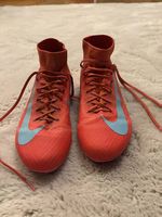 Rote Nike Fussballschuhe