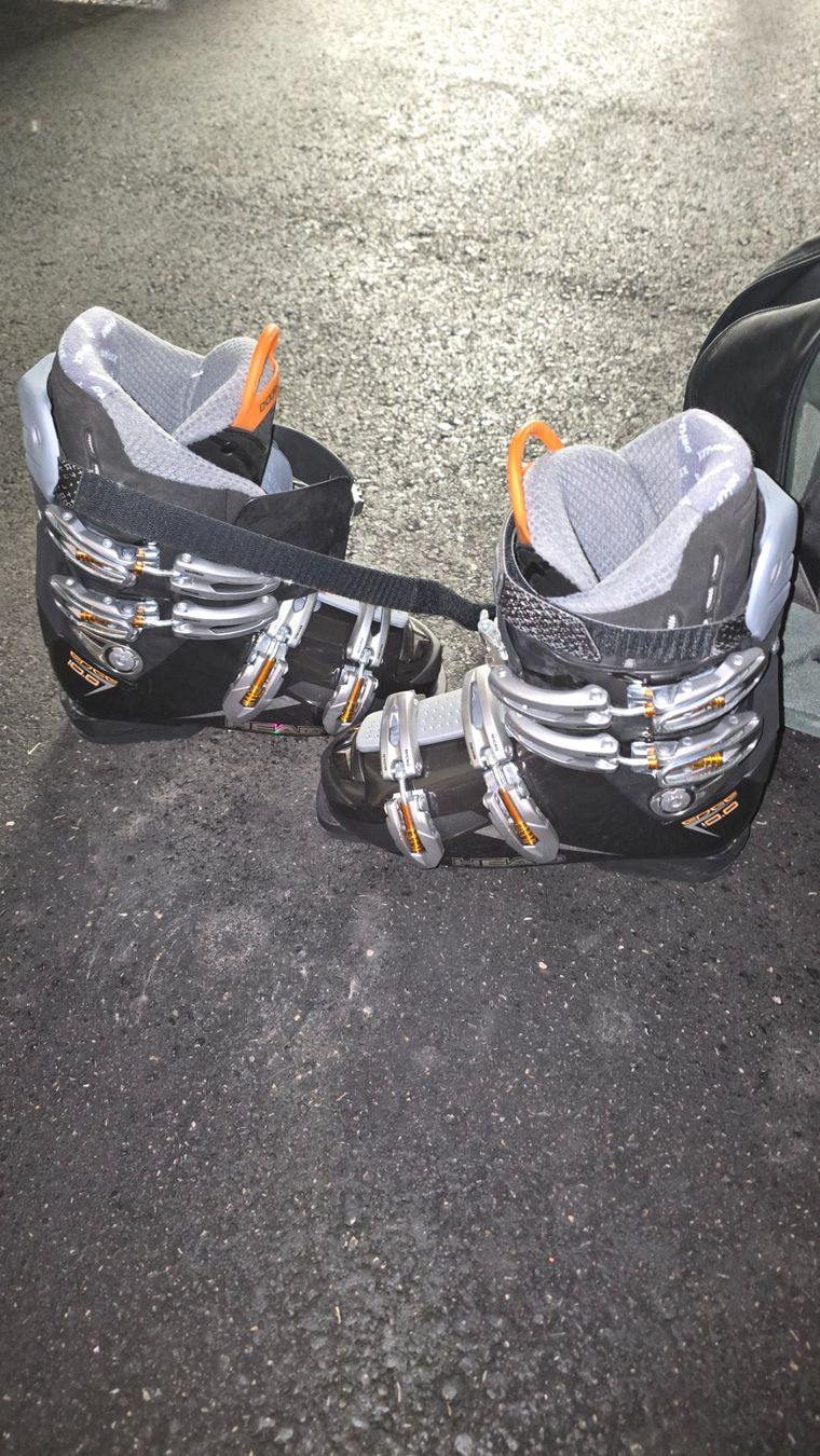 Scarpe da uomo: Skischuhe grösse 260/265 – Usato da Murten venduto da 0Larry0