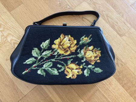 Sac à main vintage noir et broderie florale jaune chic