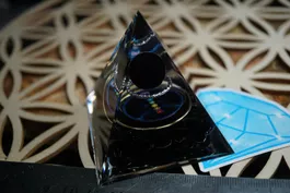 Hochwertige Orgonit-Pyramide Obsidian Chakra Emblem